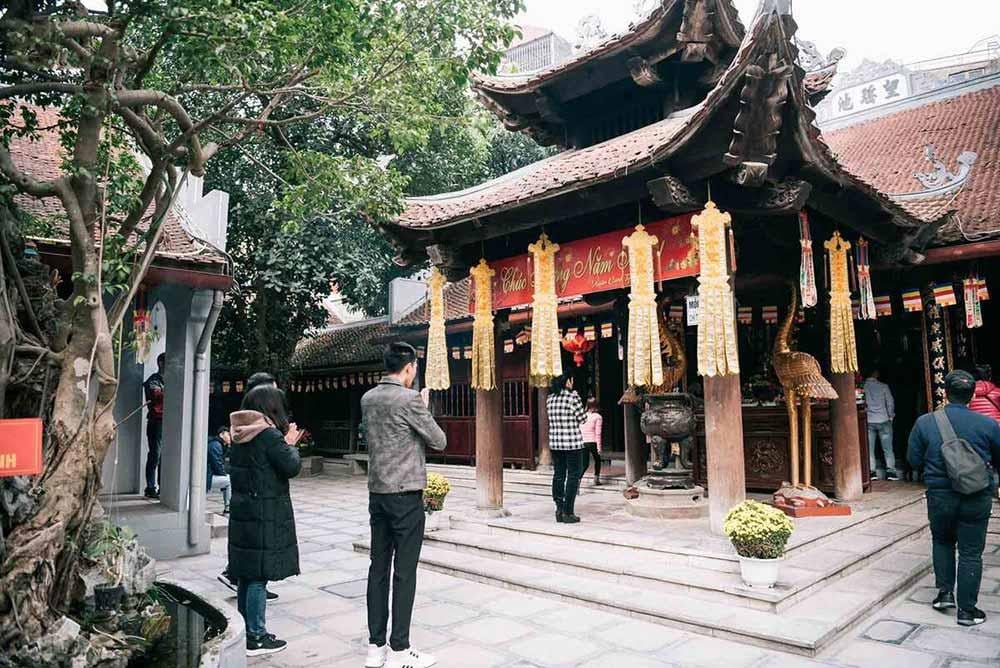 Lễ theo thứ tự để đảm bảo cầu duyên được thuận lợi. 